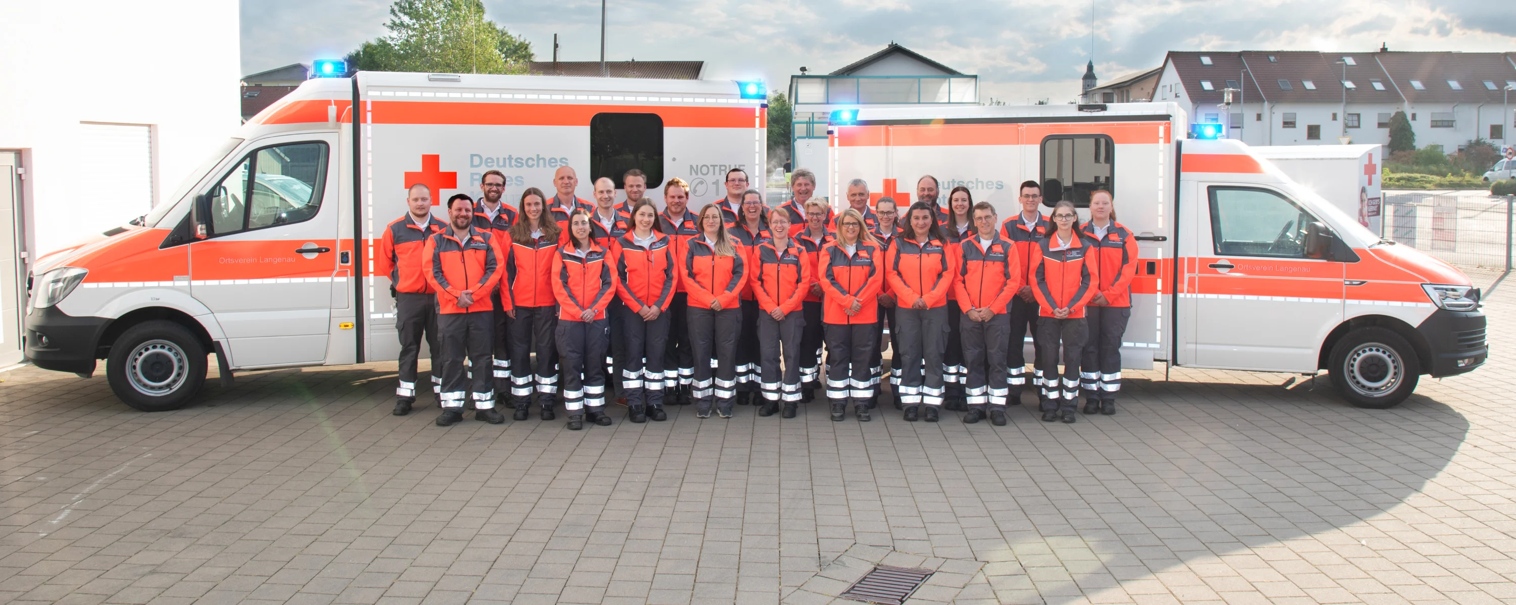 Gruppenfoto vor den Einsatzfahrzeugen des DRK Langenau