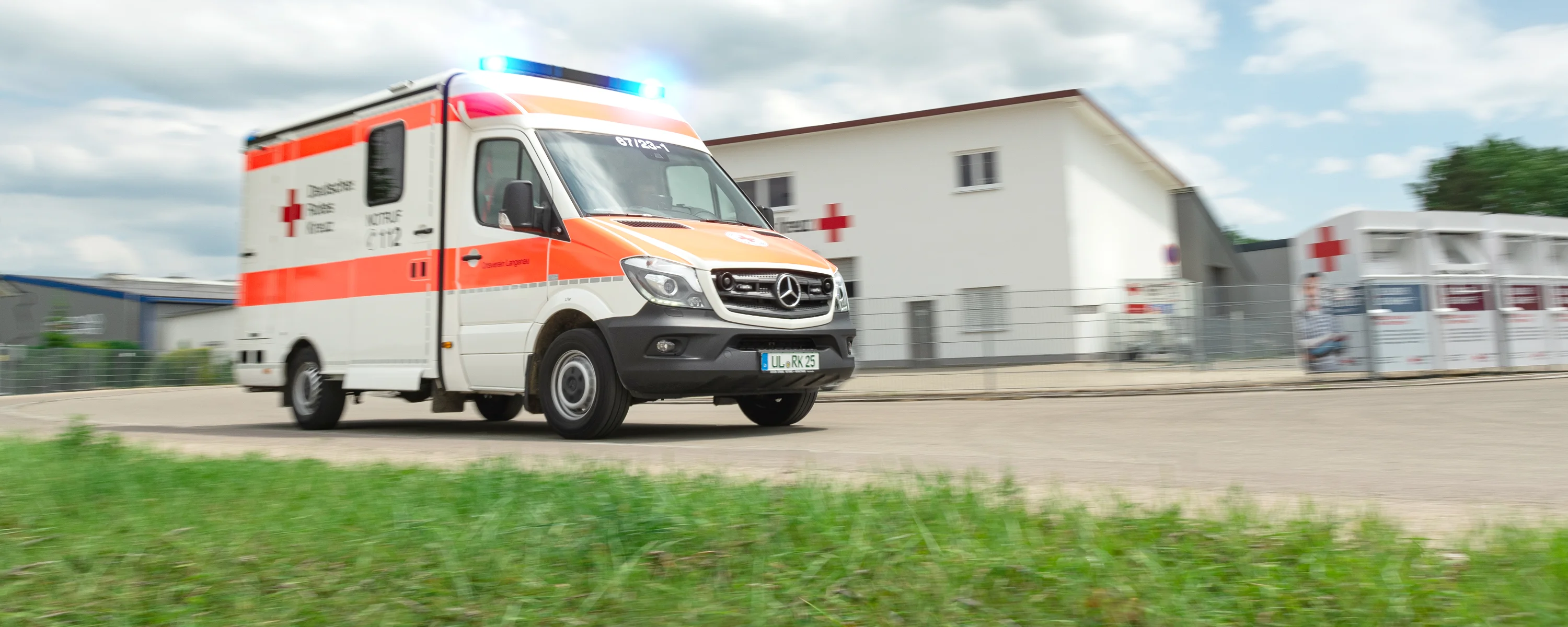 Rettungswagen vor der Langenauer Wache mit Blaulicht